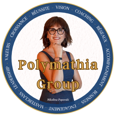 Logo Polymathia Group - Nikolina Popovski Coach experte en vente face-à-face Nikolina Popovski - Femme souriante avec des lunettes, posant, entourée de mots inspirants et du logo Polymathia Group.