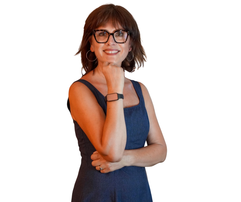 Nikolina Popovski - Mentore & Coach Experte en vente Femme souriante avec des lunettes, bras croisés, portant une robe sans manches.