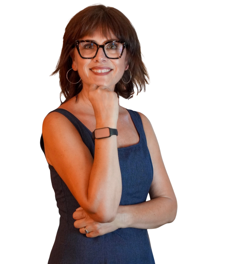 Nikolina Popovski - Mentore & Coach Experte en vente Nikolina Popovski souriante avec des lunettes, bras croisés, portant une robe sans manches.