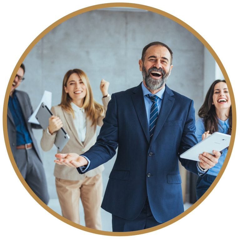 Un groupe de professionnels souriants, célébrant un succès en milieu de travail. 