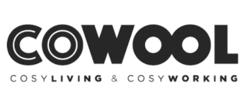 Logo de Cowool Logo de Cowool, avec le slogan "Cosyliving & Cosyworking" en vert.