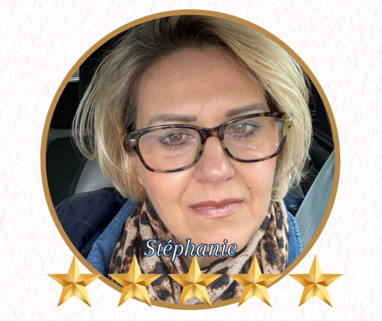 Témoignage Stéphanie pour Nikolina Popovski Femme Stéphanie avec des lunettes, cheveux blonds, écharpe beige, cinq étoiles en dessous.