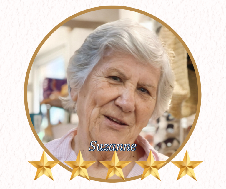 Suzanne la Farandole pour Nikolina Popovski Femme 80 ans souriante avec des cheveux gris, et 5 étoiles dorées en bas.