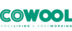 Logo de Cowool Avignon Logo de Cowool, avec le slogan "Cosyliving & Cosyworking" en vert.