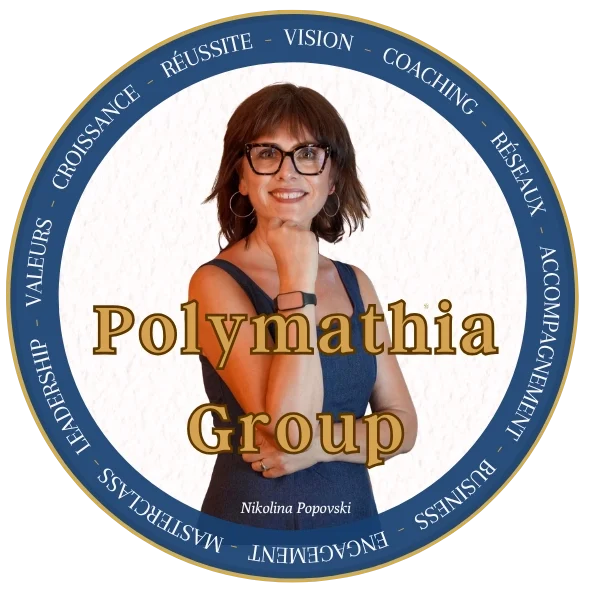 Logo Polymathia Group - Nikolina Popovski Coach experte en vente face-à-face Nikolina Popovski - Femme souriante avec des lunettes, posant, entourée de mots inspirants et du logo Polymathia Group.